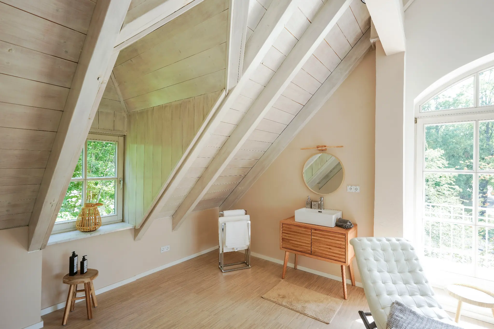 Dachgeschoss mit Sideboard, Spiegel und Sitzgelegenheit