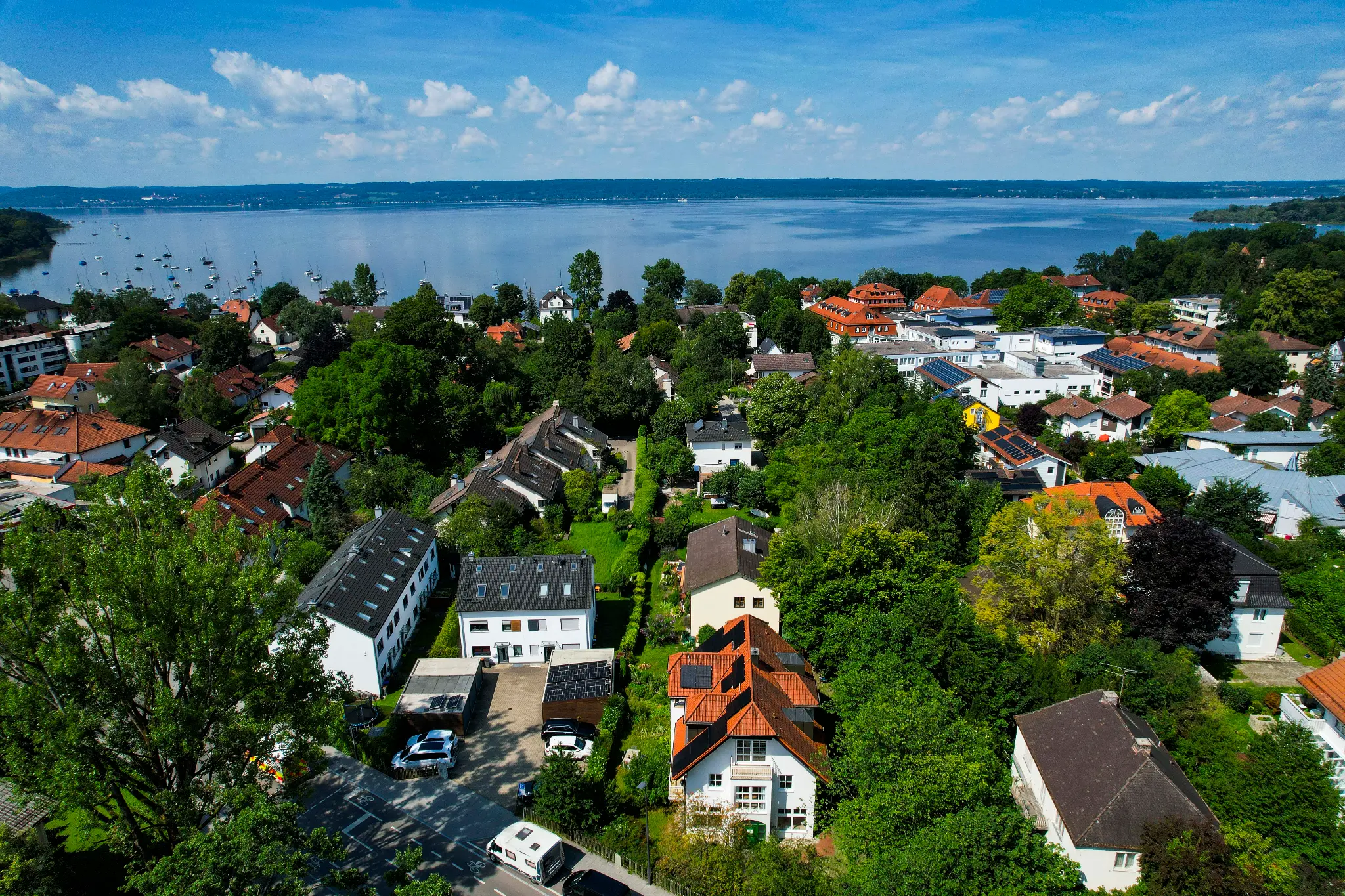 Luftaufnahme von Herrsching mit Blick über den Ammersee